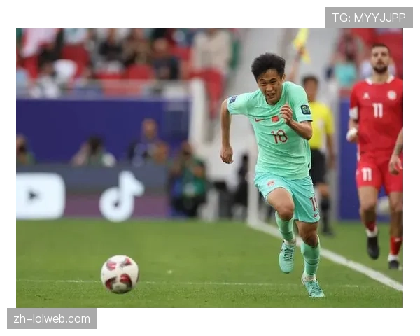 主裁向场边抗议的马赛主帅图多尔出示红牌，后者被罚上看台